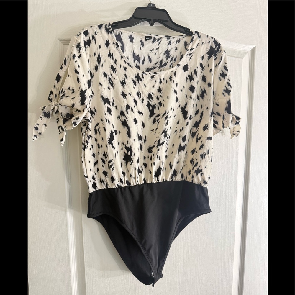Ivory / black animal print short sleeve bodysuit